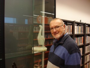 Trotse Henk bij zijn kunstwerken